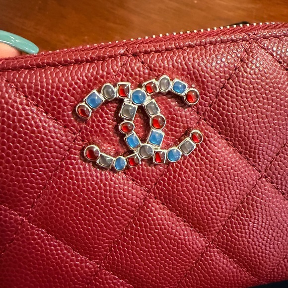 💎NEW💎 Rare Chanel 2024 Burgundy Jeweled Card Case - Picture 4 of 7